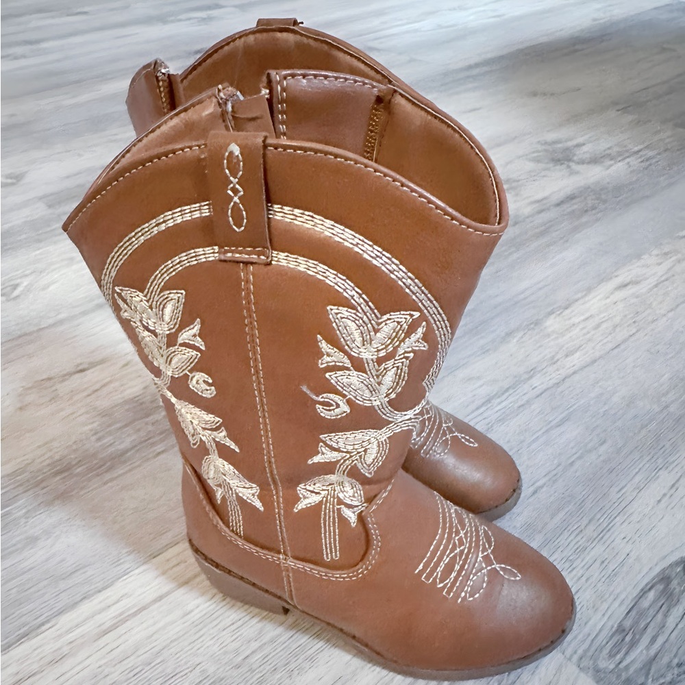 Country Girl Sweet Cowboy Boots in a Toddler Size 8 🤠👢